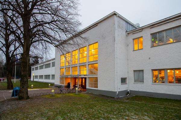 Ruskeasuon liikuntahalli ulkoa kuvattuna.