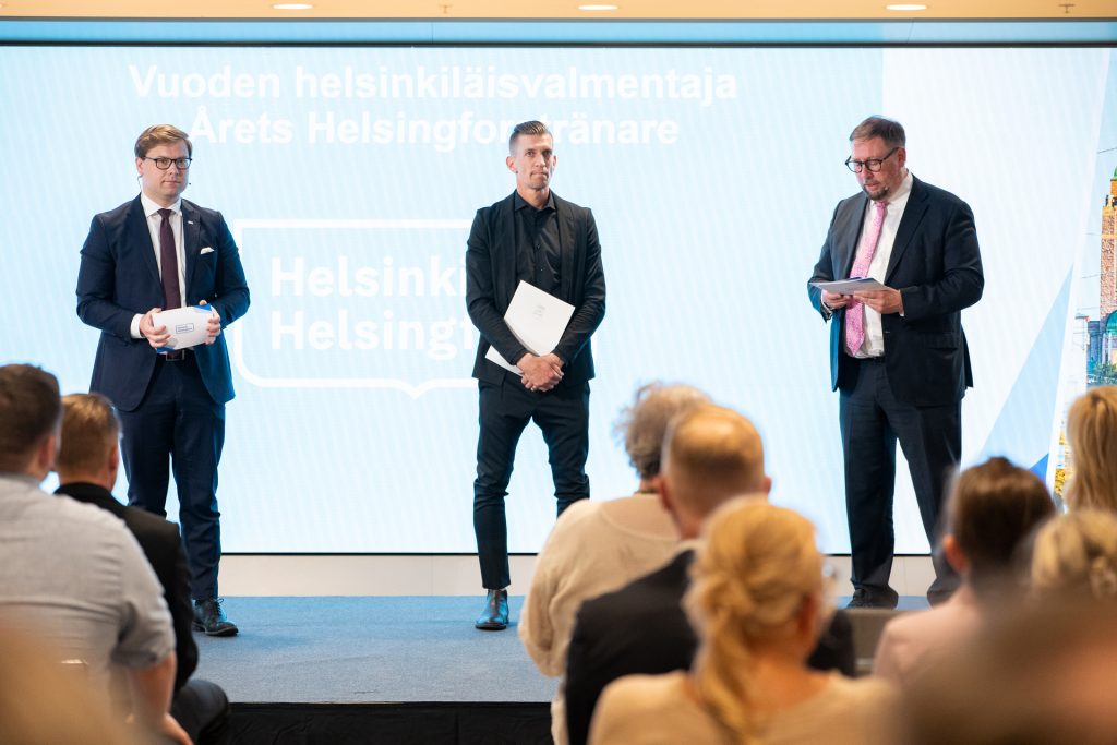 Jarkko nieminen vastaanottaa vuoden helsinkiläisvalmentaja -palkinto Helsinki-päivänä 2024.