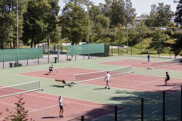 Lauttasaaren liikuntapuiston tenniskentät.