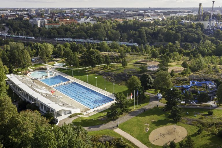 Uimastadion yläilmoista kuvattuna.