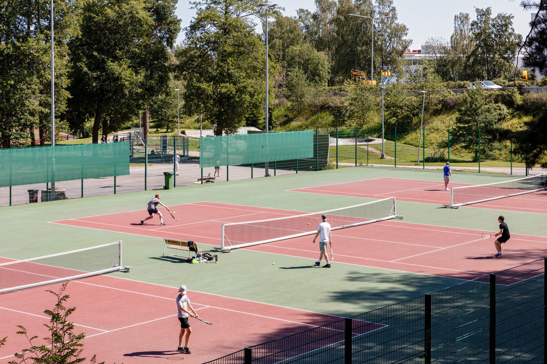 Lauttasaaren liikuntapuiston tenniskentät.